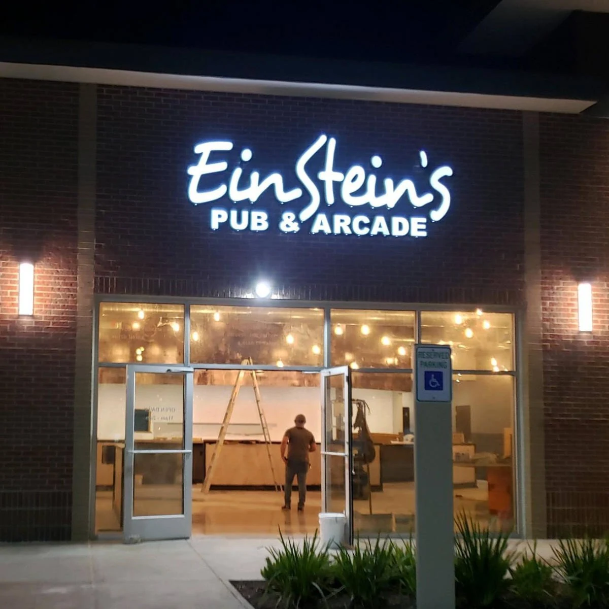 EinStein’s Pub and Arcade